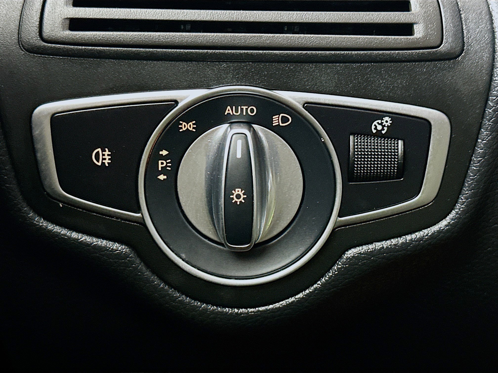 Used 2022 Mercedes-Benz GLC 300 4MATIC w/ Premium Package Lite image 17