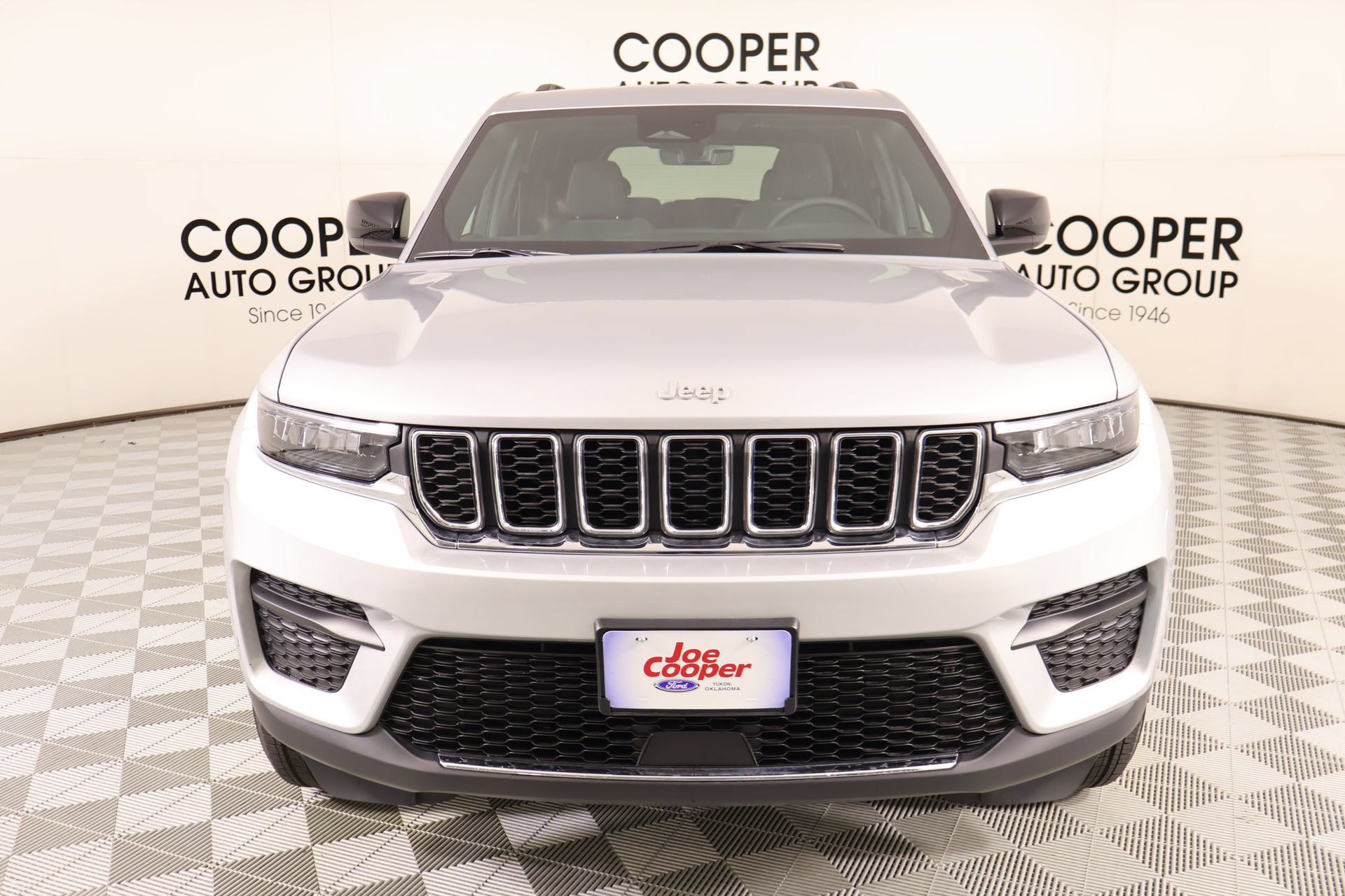 Used 2025 Jeep Grand Cherokee Laredo X RWD image 8