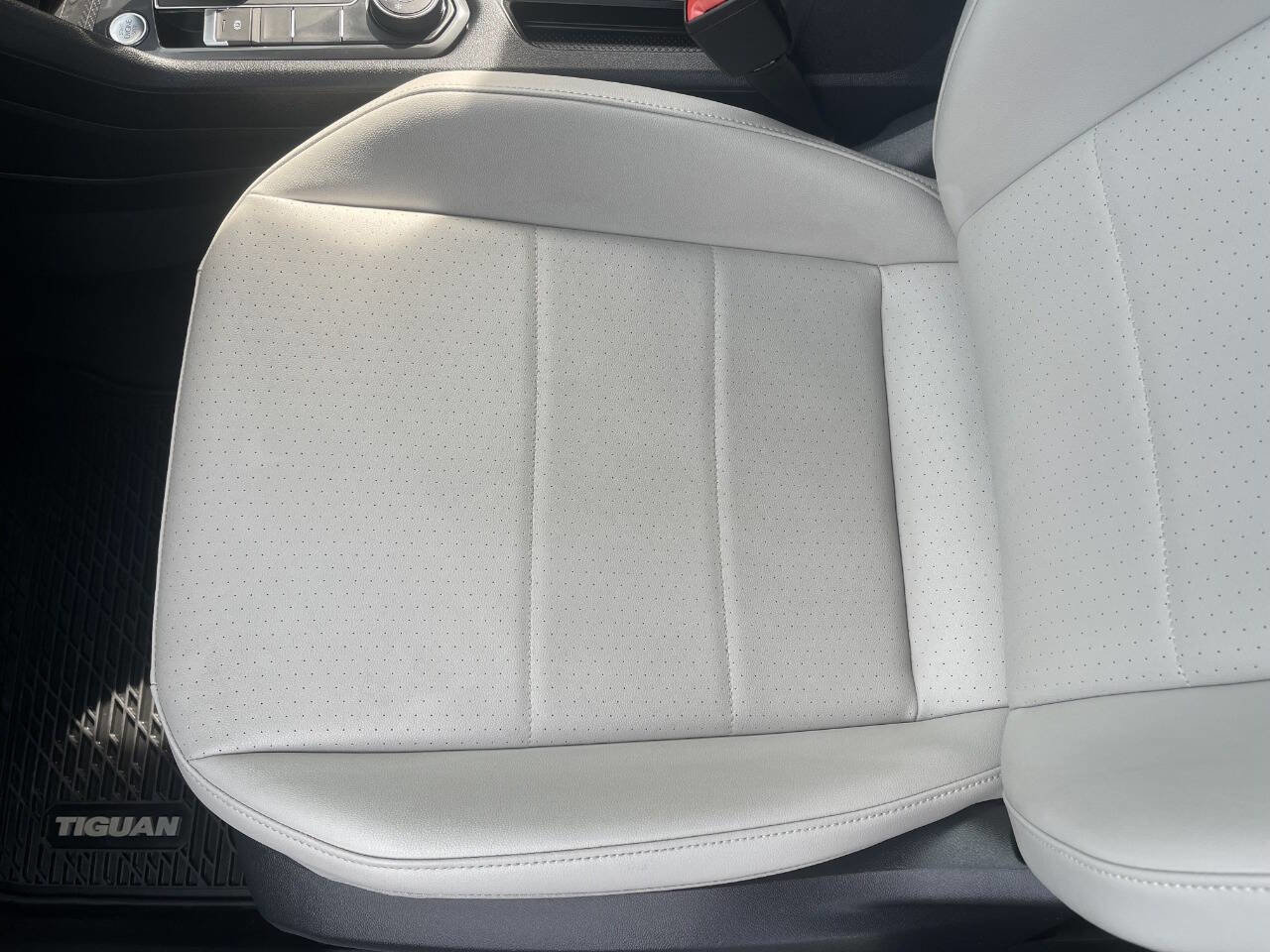 Used 2020 Volkswagen Tiguan SE image 15