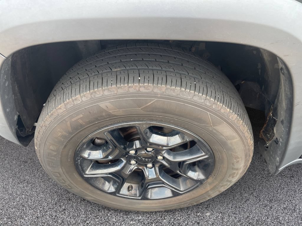 Used 2019 Jeep Cherokee Trailhawk AWD/4WD image 12