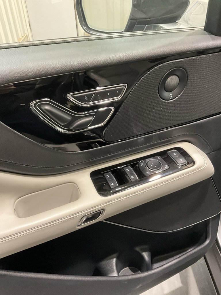 Used 2025 Lincoln Aviator Premiere w/ Jet Appearance Package image 7