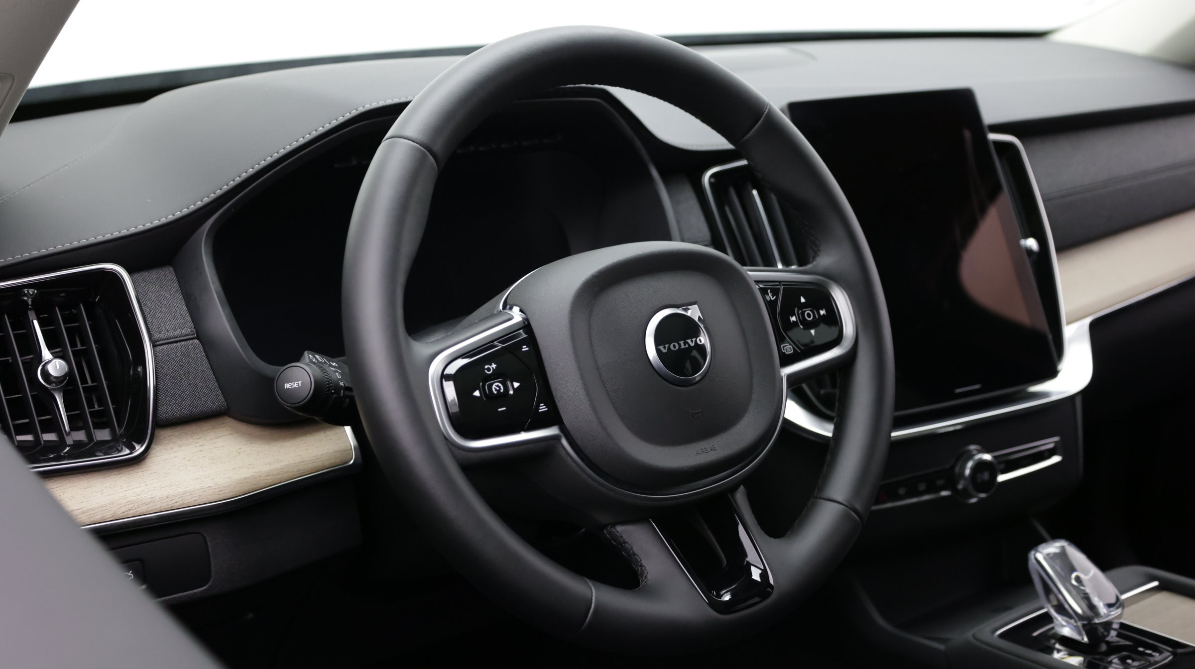 Used 2025 Volvo XC90 B5 Core AWD/4WD image 12