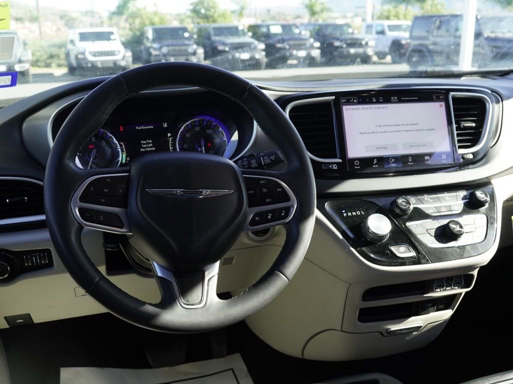 Used 2022 Chrysler Pacifica Touring-L image 28