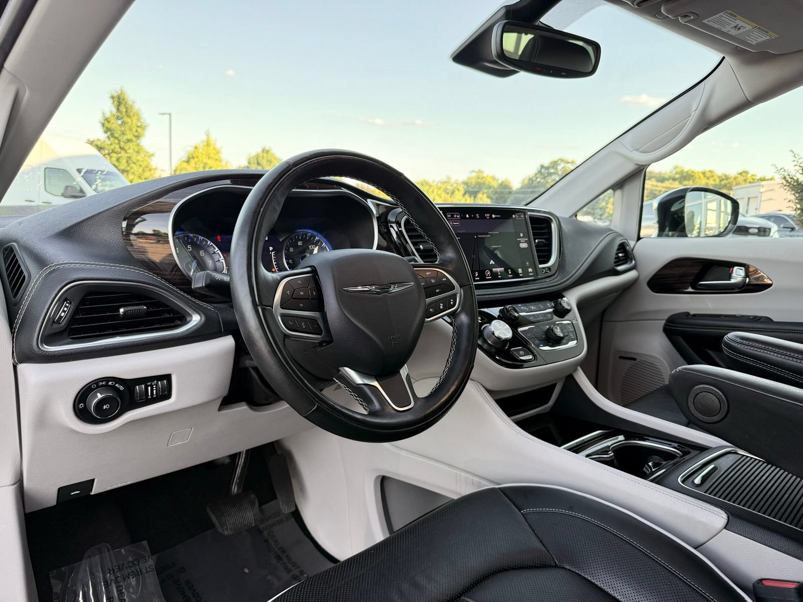 Used 2022 Chrysler Pacifica Limited FWD image 19