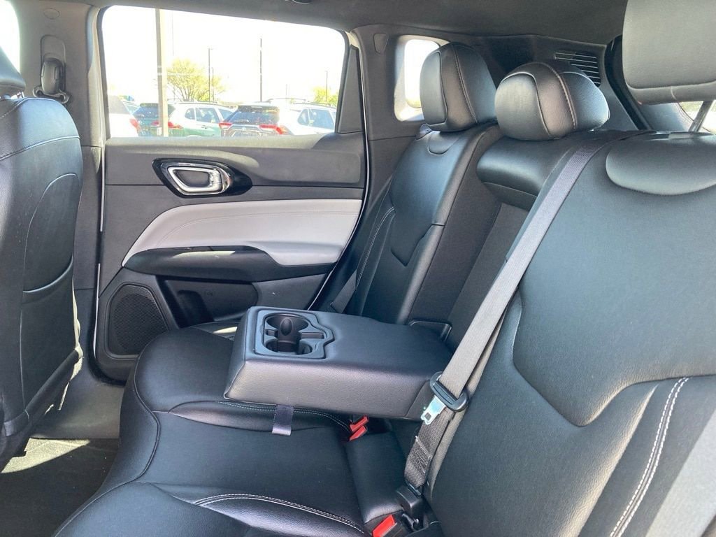 Used 2025 Jeep Compass Limited image 10