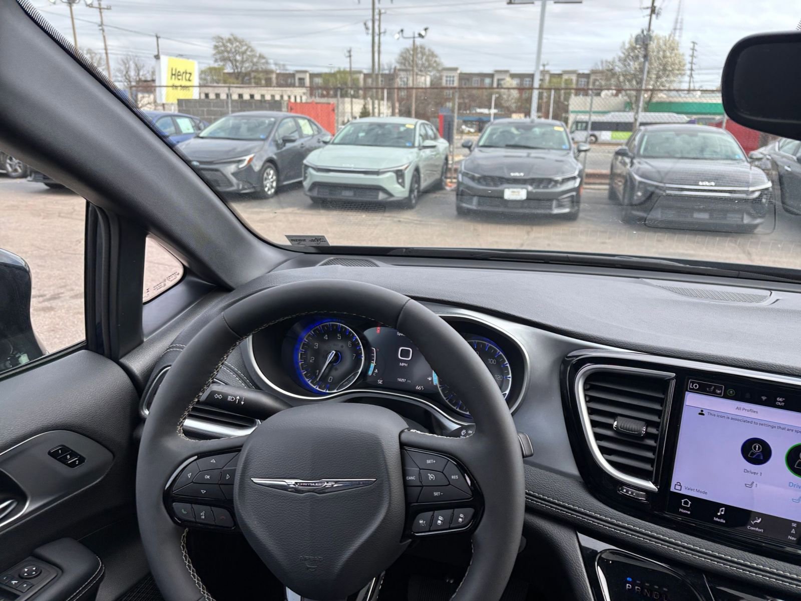 Used 2025 Chrysler Pacifica Limited image 39