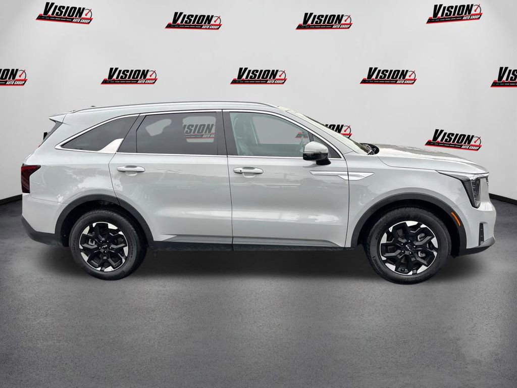 Certified 2025 Kia Sorento S w/ Panoramic Sunroof Package image 4