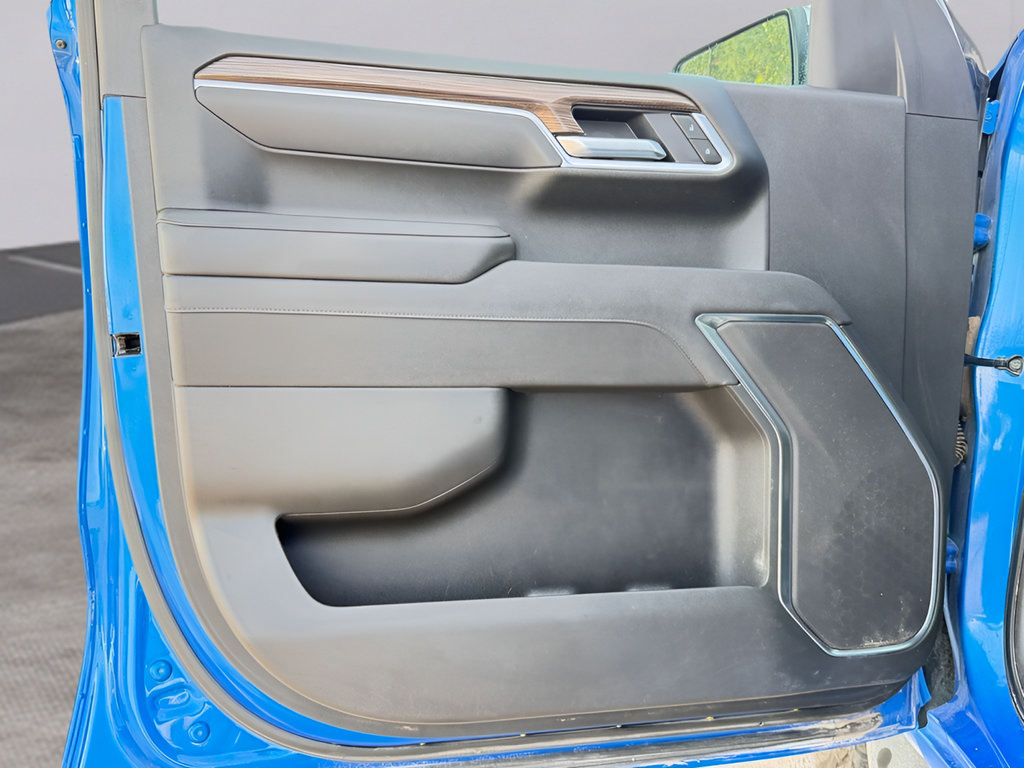 Used 2025 Chevrolet Silverado 1500 LT AWD/4WD image 17