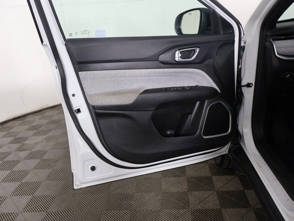 Used 2023 Jeep Compass Latitude image 20