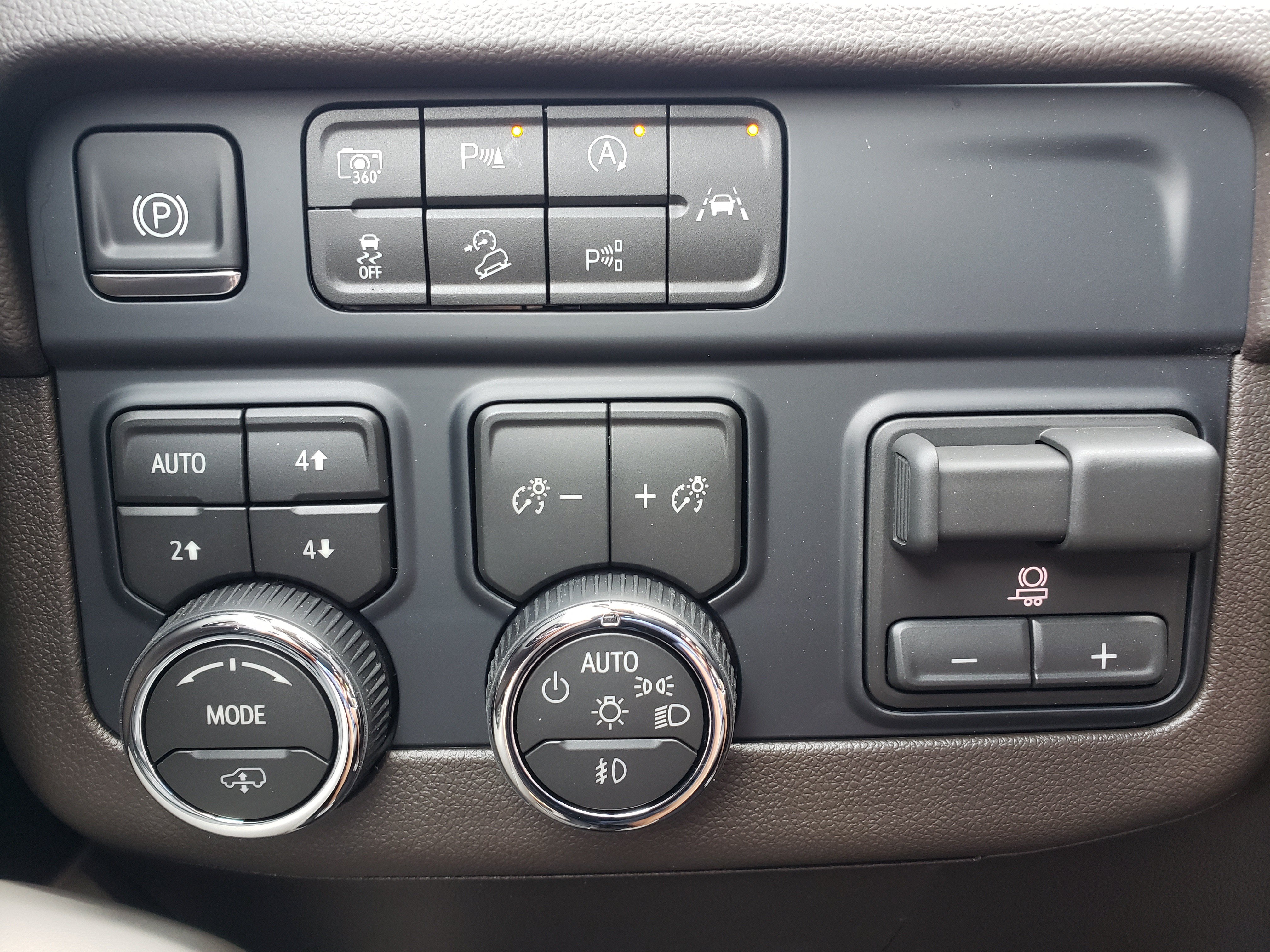New 2026 Chevrolet Suburban Z71 w/ Z71 Off-Road Package AWD/4WD image 17