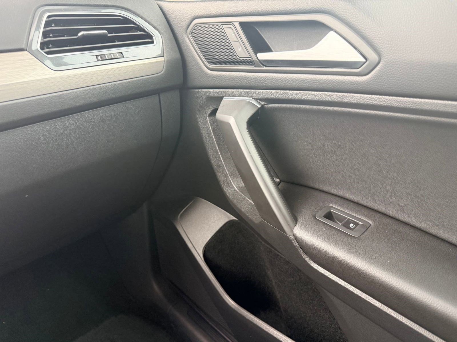 Used 2021 Volkswagen Tiguan SE image 25