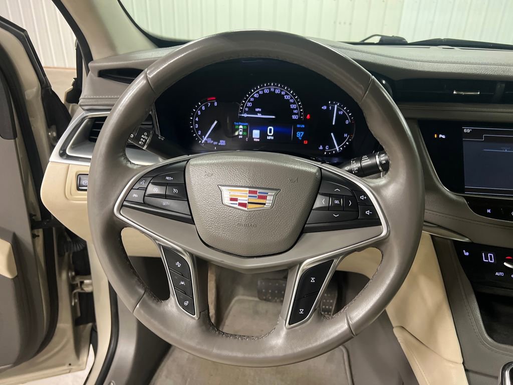 Used 2017 Cadillac XT5 Luxury w/ Driver Awareness Package AWD/4WD image 18
