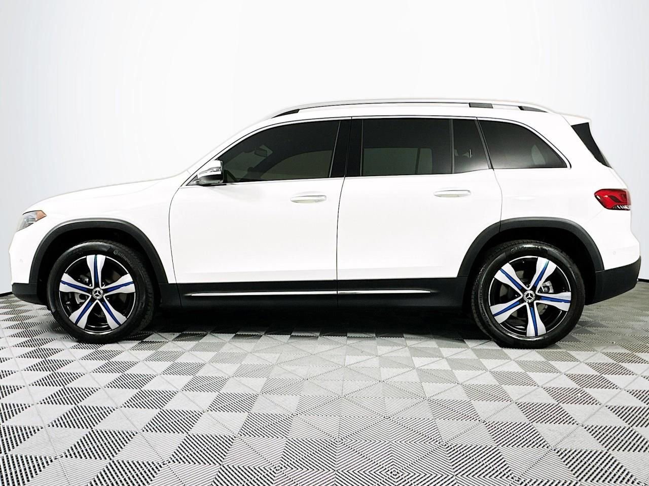 Used 2023 Mercedes-Benz EQB 350 4MATIC SUV w/ Exclusive Package image 7