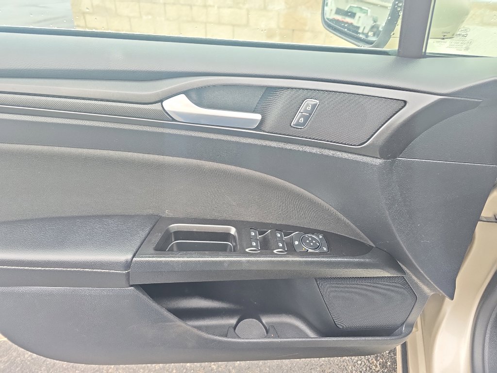 Used 2018 Ford Fusion SE image 16
