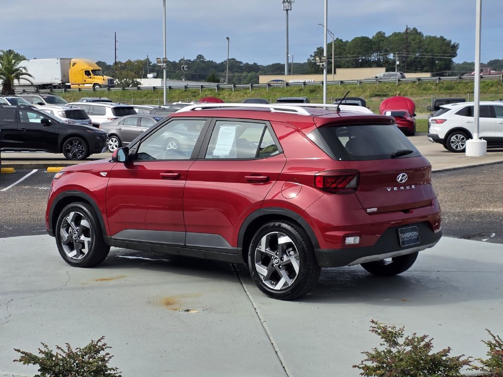 Used 2023 Hyundai Venue Limited w/ Cargo Package FWD image 4