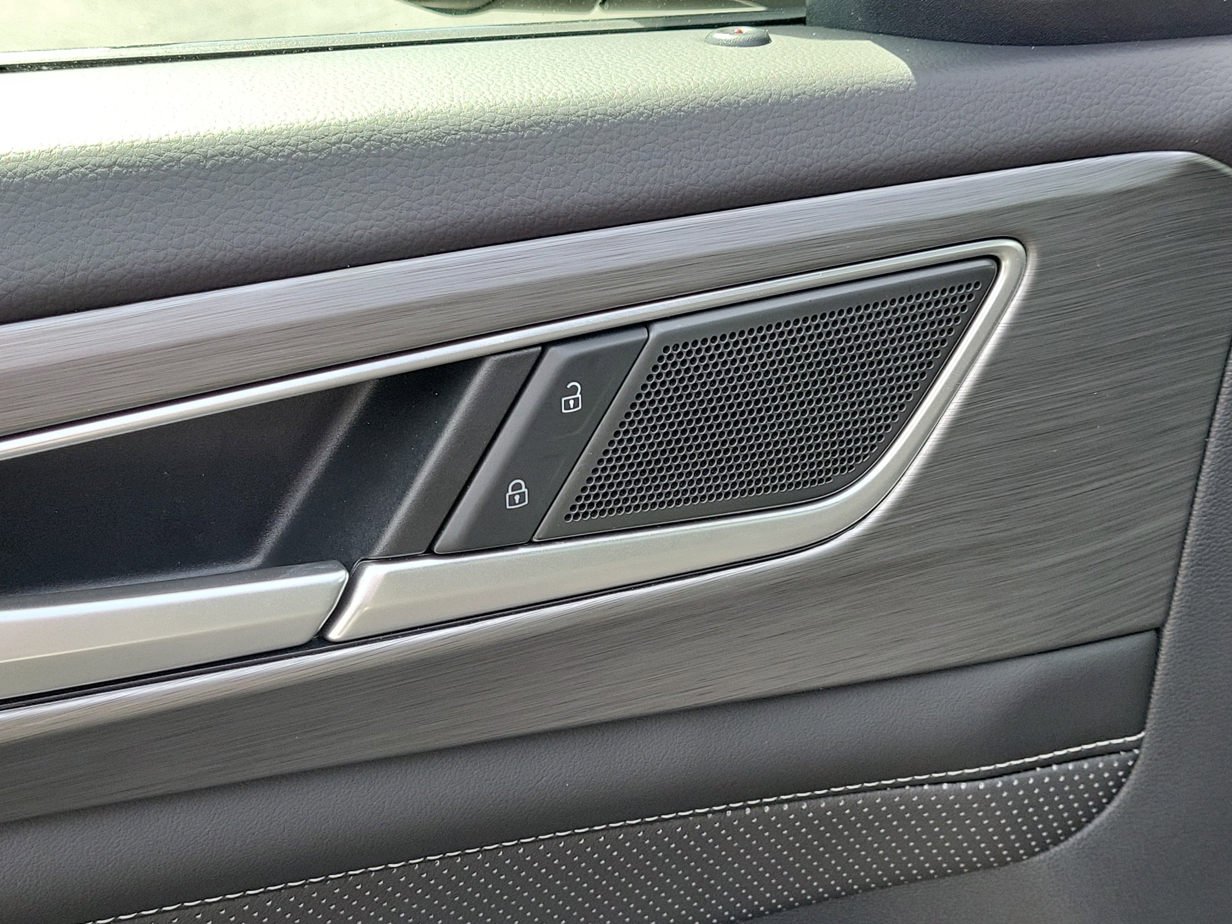 Used 2024 Volkswagen Atlas Cross Sport SE image 18