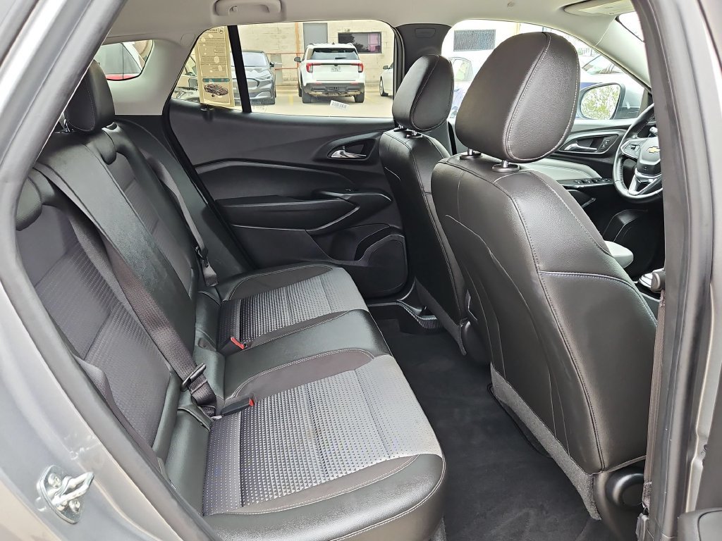 Used 2025 Chevrolet Trax LT w/ LT Convenience Package FWD image 30