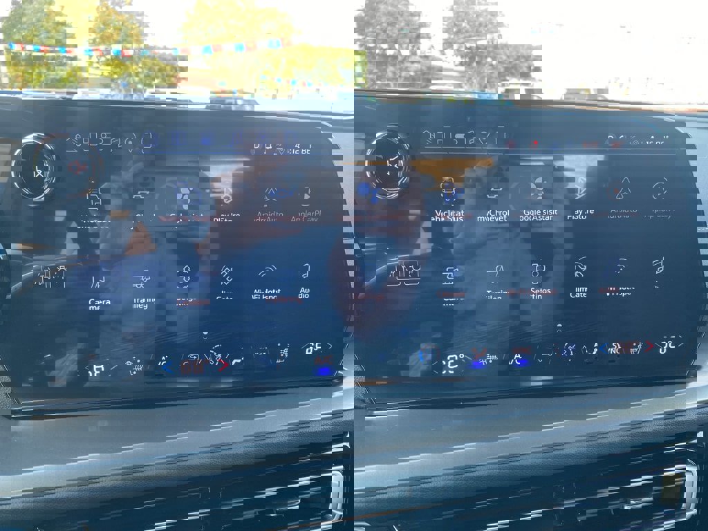 Used 2026 Chevrolet Traverse LT image 31