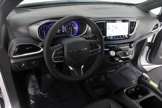 New 2026 Chrysler Pacifica Select image 8
