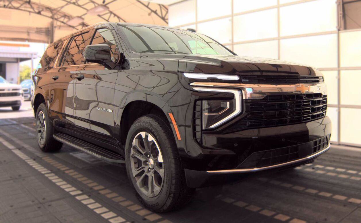 Used 2025 Chevrolet Suburban LS RWD image 18