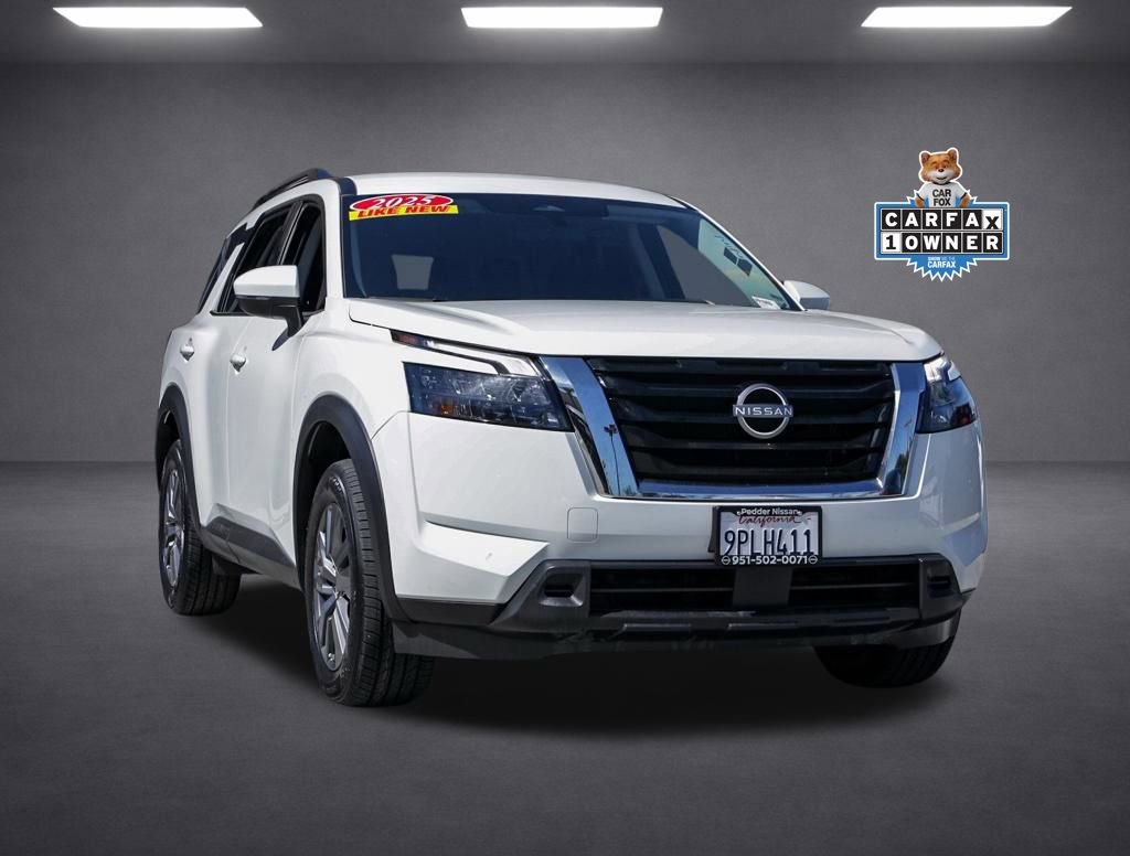 Used 2025 Nissan Pathfinder SV image 2