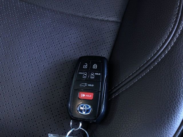 Certified 2024 Toyota Sienna Platinum image 33