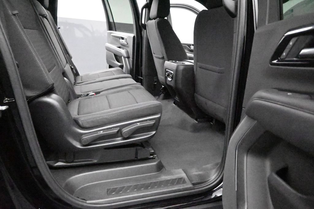 Used 2025 Chevrolet Suburban LS RWD image 18