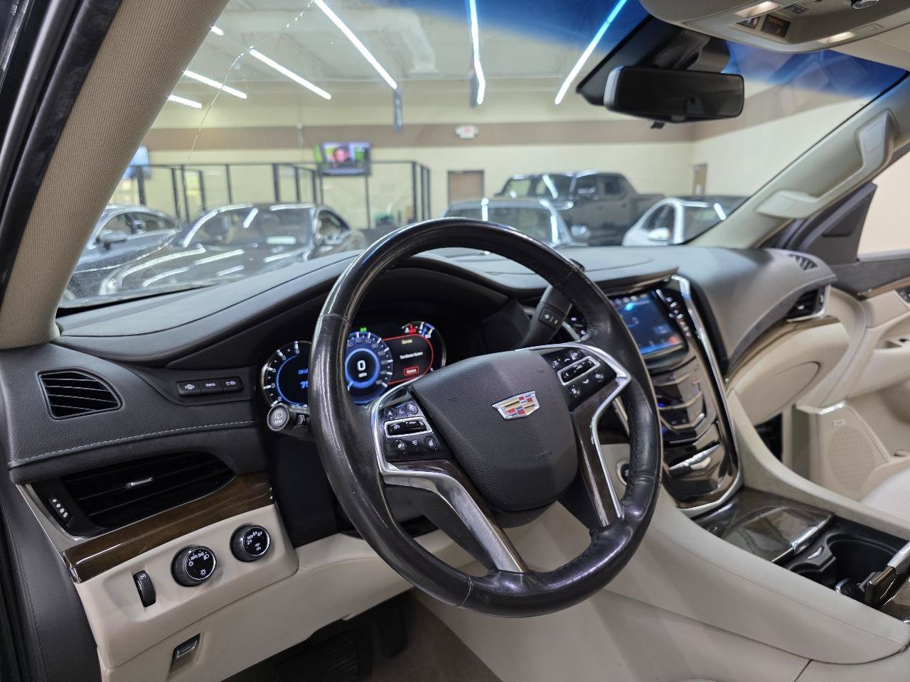 Used 2018 Cadillac Escalade Premium Luxury AWD/4WD image 20