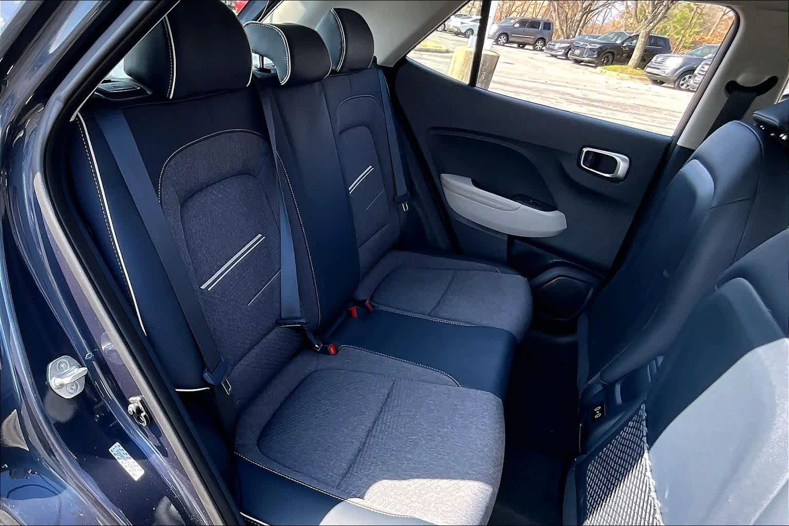 Used 2024 Hyundai Venue Limited FWD image 19