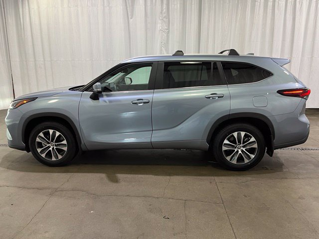 Used 2024 Toyota Highlander XLE AWD/4WD image 6