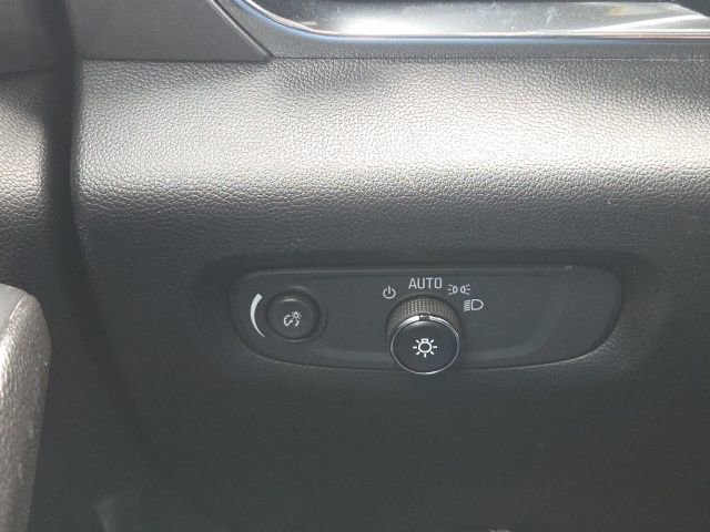 Used 2023 Chevrolet Traverse LT image 32