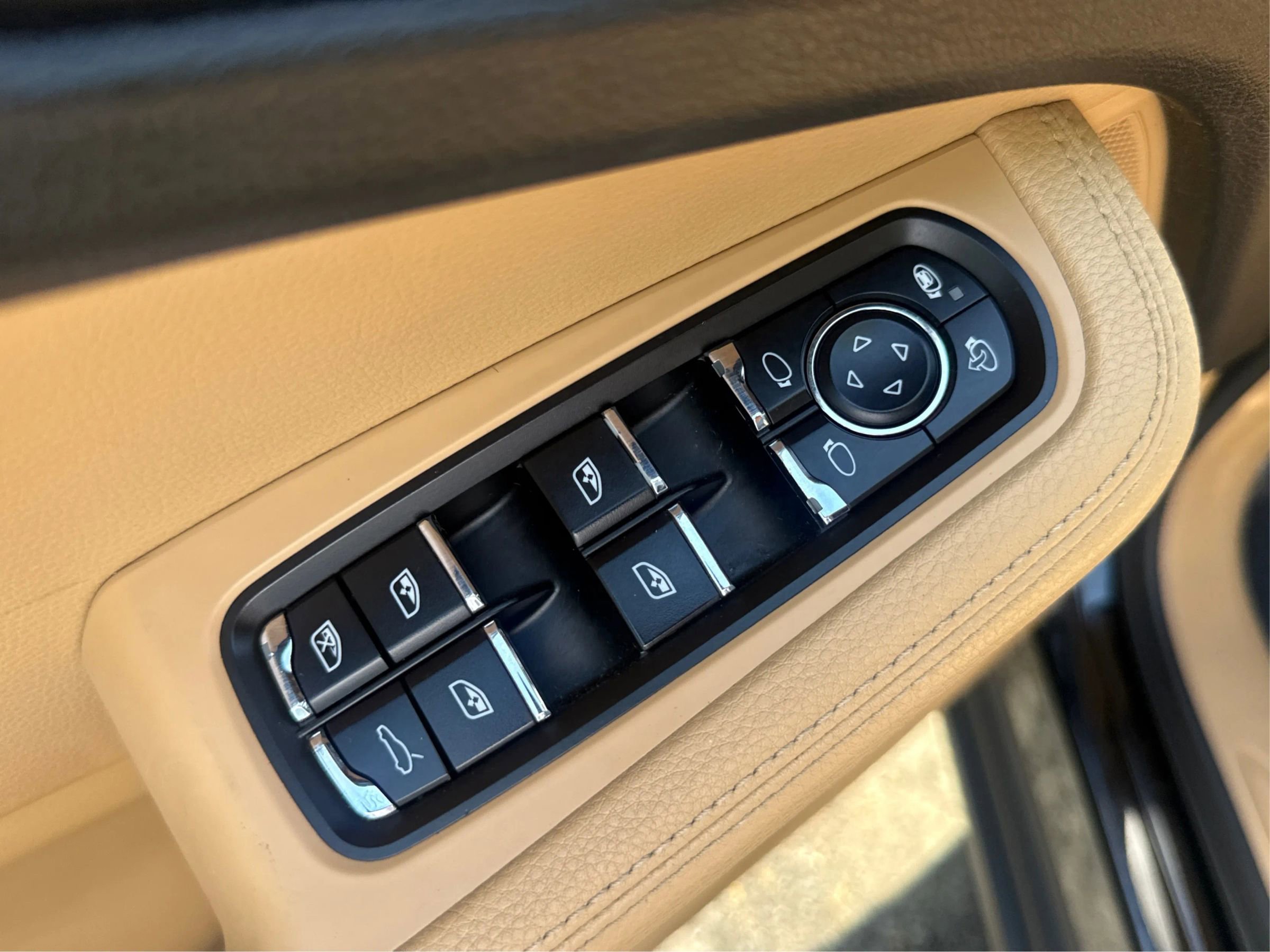 Used 2018 Porsche Macan Sport Edition AWD/4WD image 40