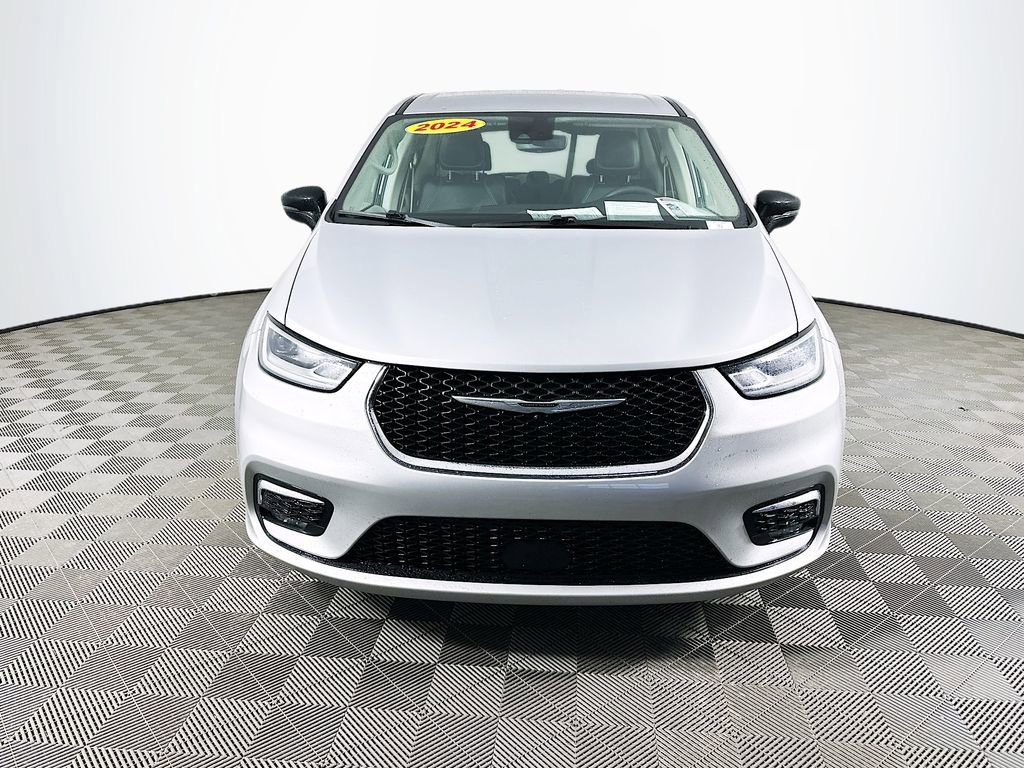 Used 2024 Chrysler Pacifica Touring-L image 4