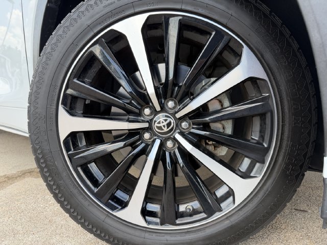 Used 2022 Toyota Highlander XSE FWD image 9