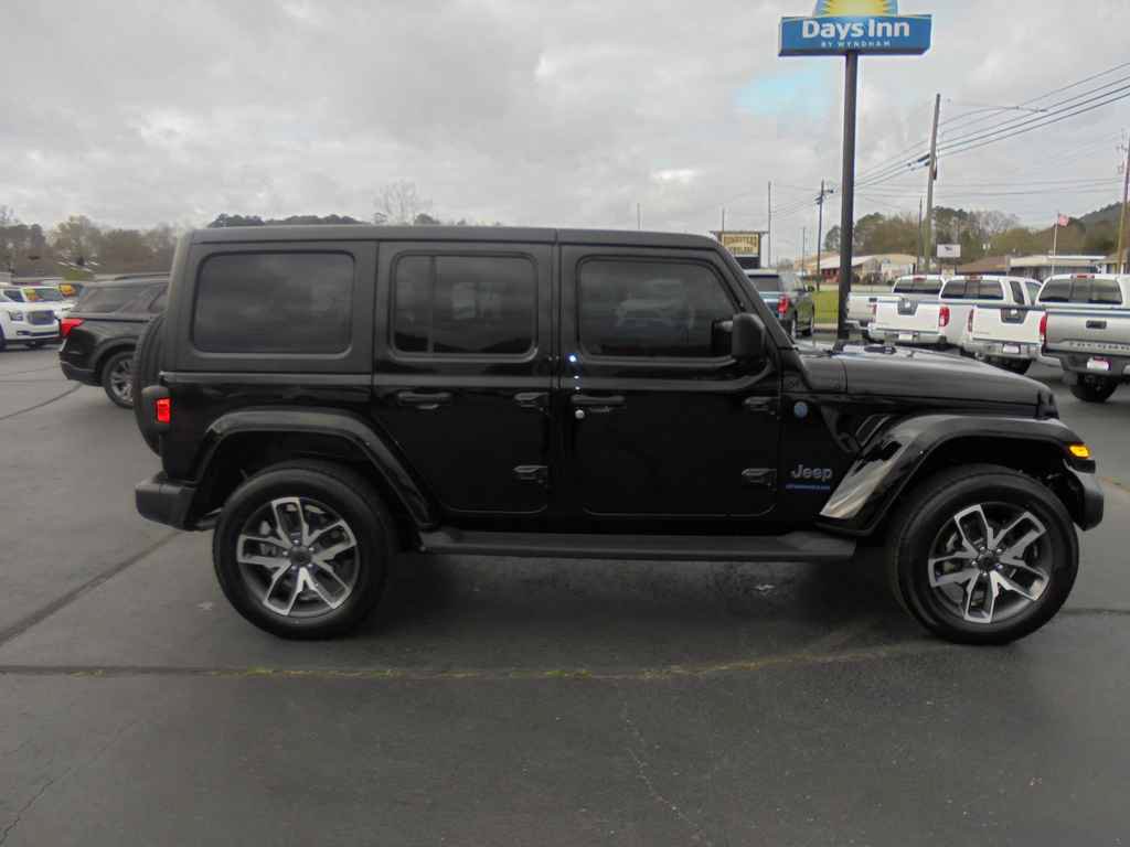 Used 2024 Jeep Wrangler Unlimited w/ Convenience Group AWD/4WD image 2