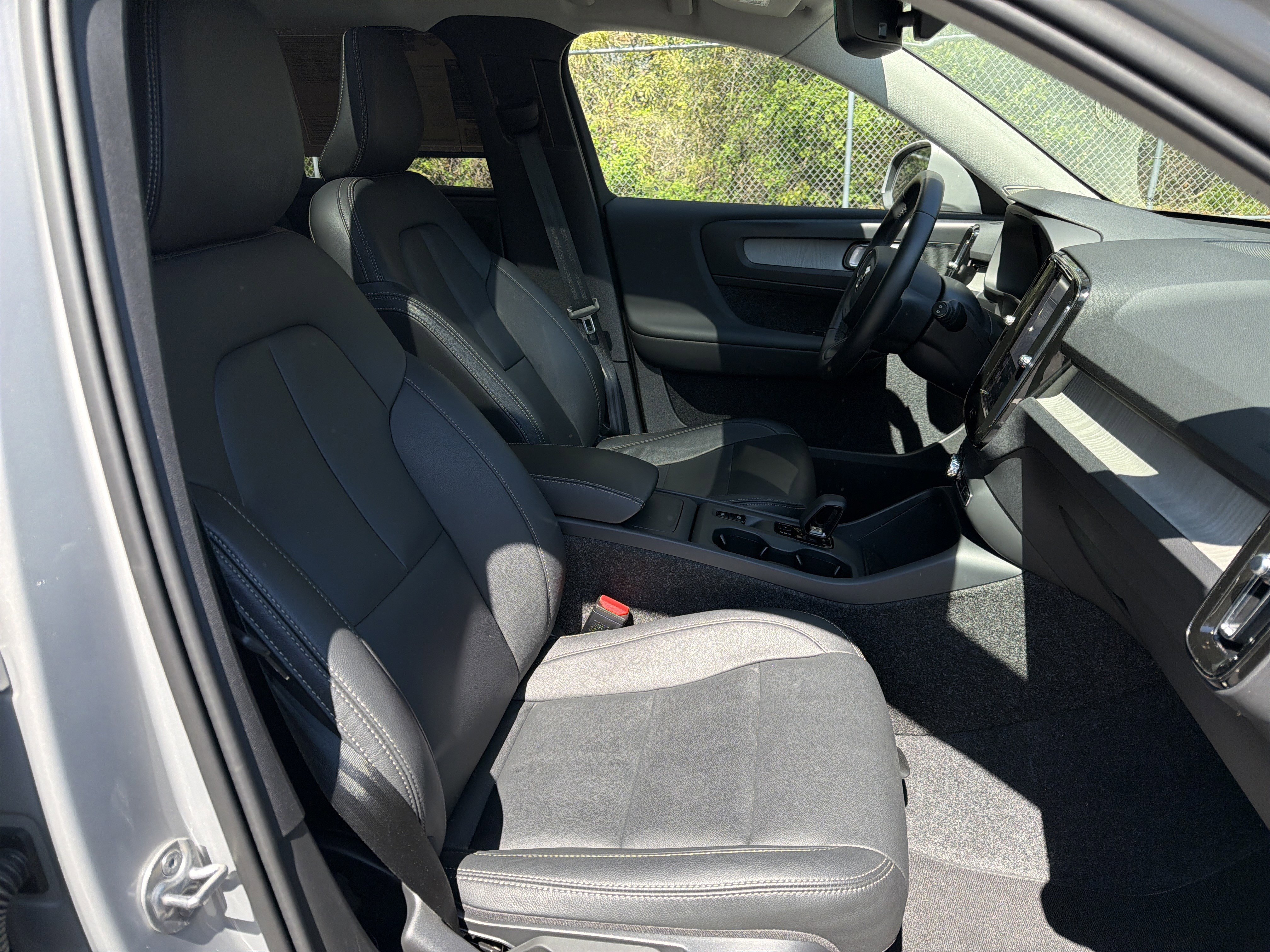 Certified 2025 Volvo XC40 B5 Core image 35