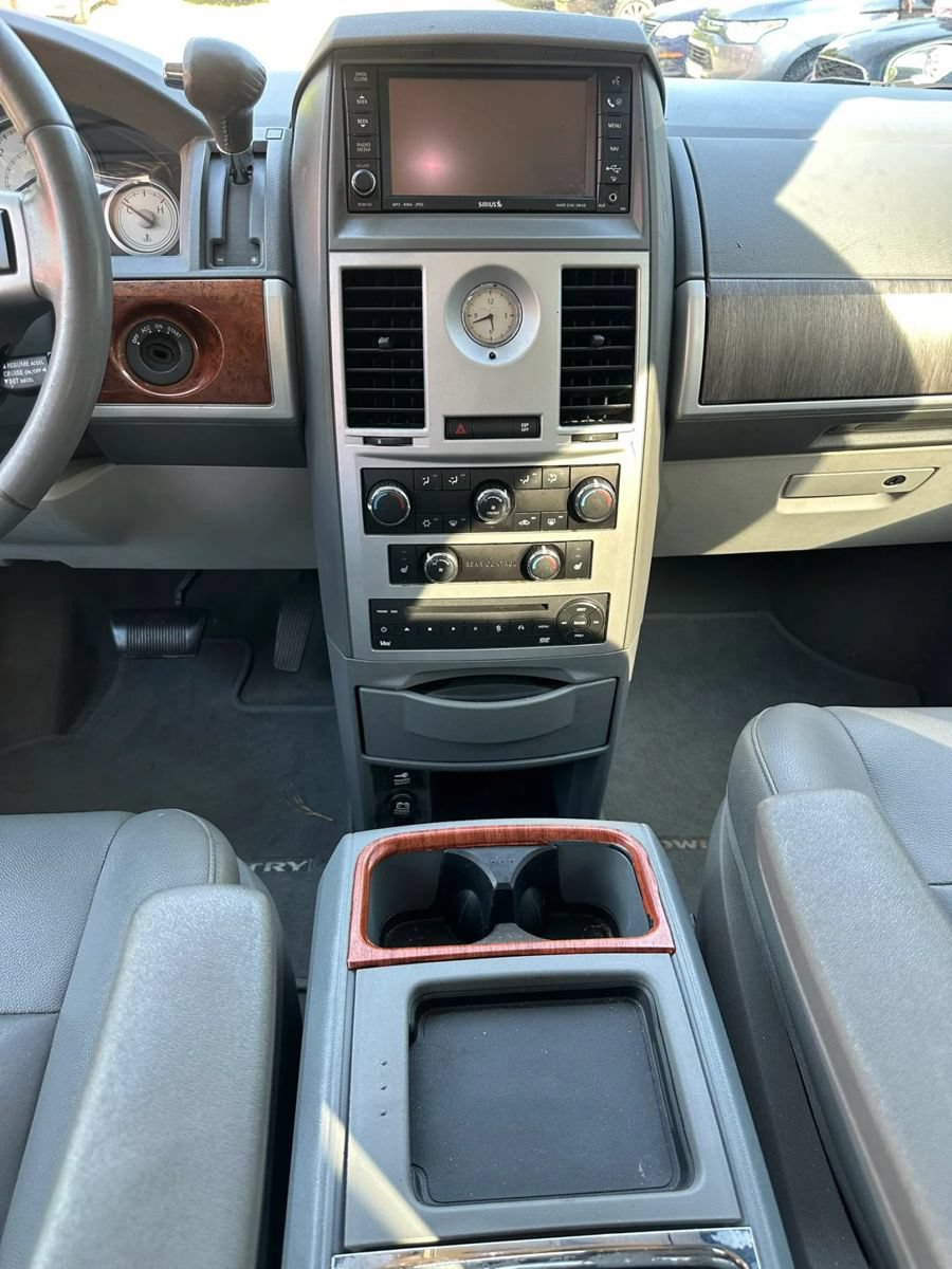 Used 2008 Chrysler Town & Country Touring FWD image 17