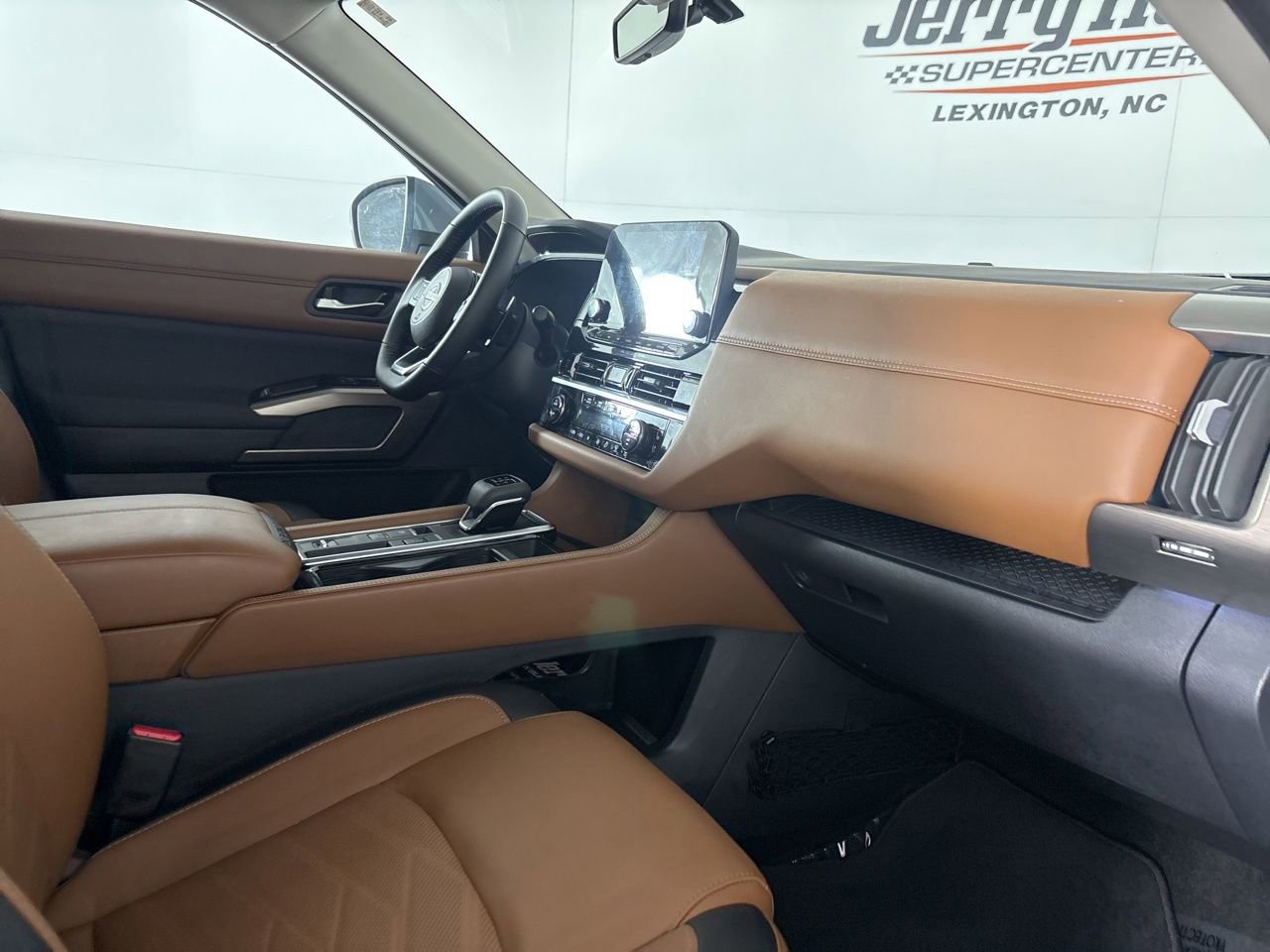 Used 2025 Nissan Pathfinder Platinum image 33