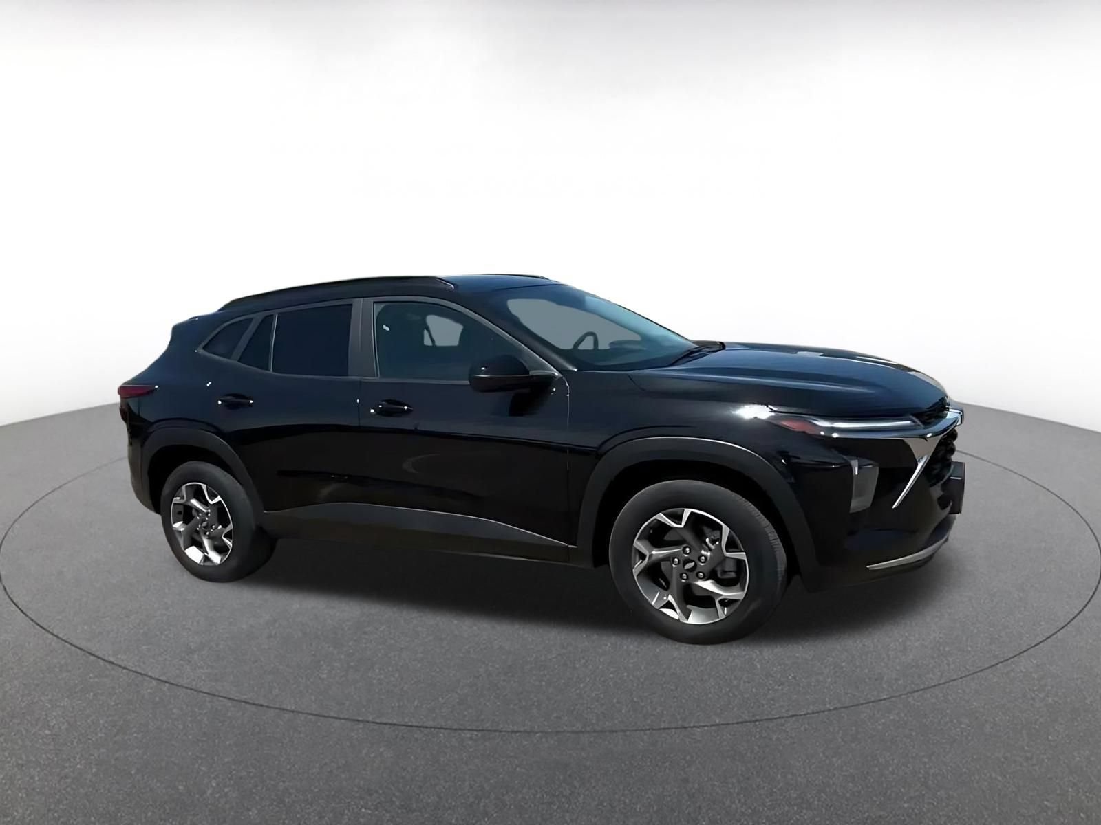 Used 2025 Chevrolet Trax LT w/ LT Convenience Package FWD image 2