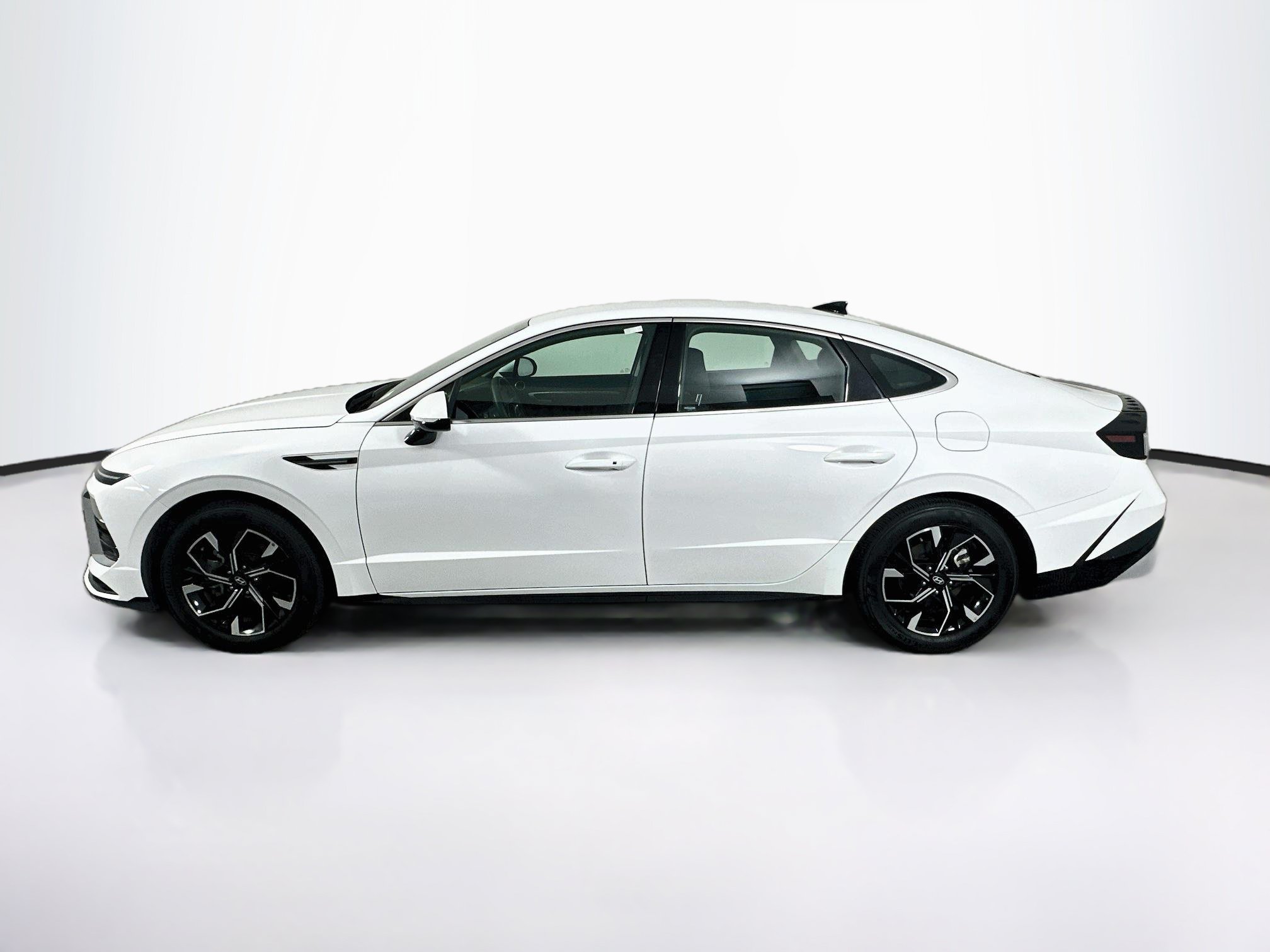 Used 2025 Hyundai Sonata SEL FWD image 4