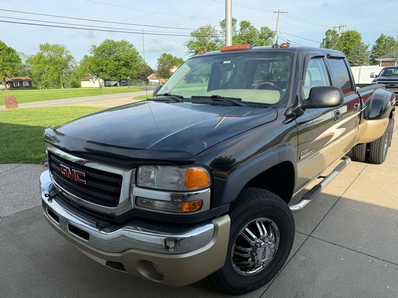 Used 2005 GMC Sierra 3500 SLT w/ Heavy-Duty Power Package AWD/4WD image 2