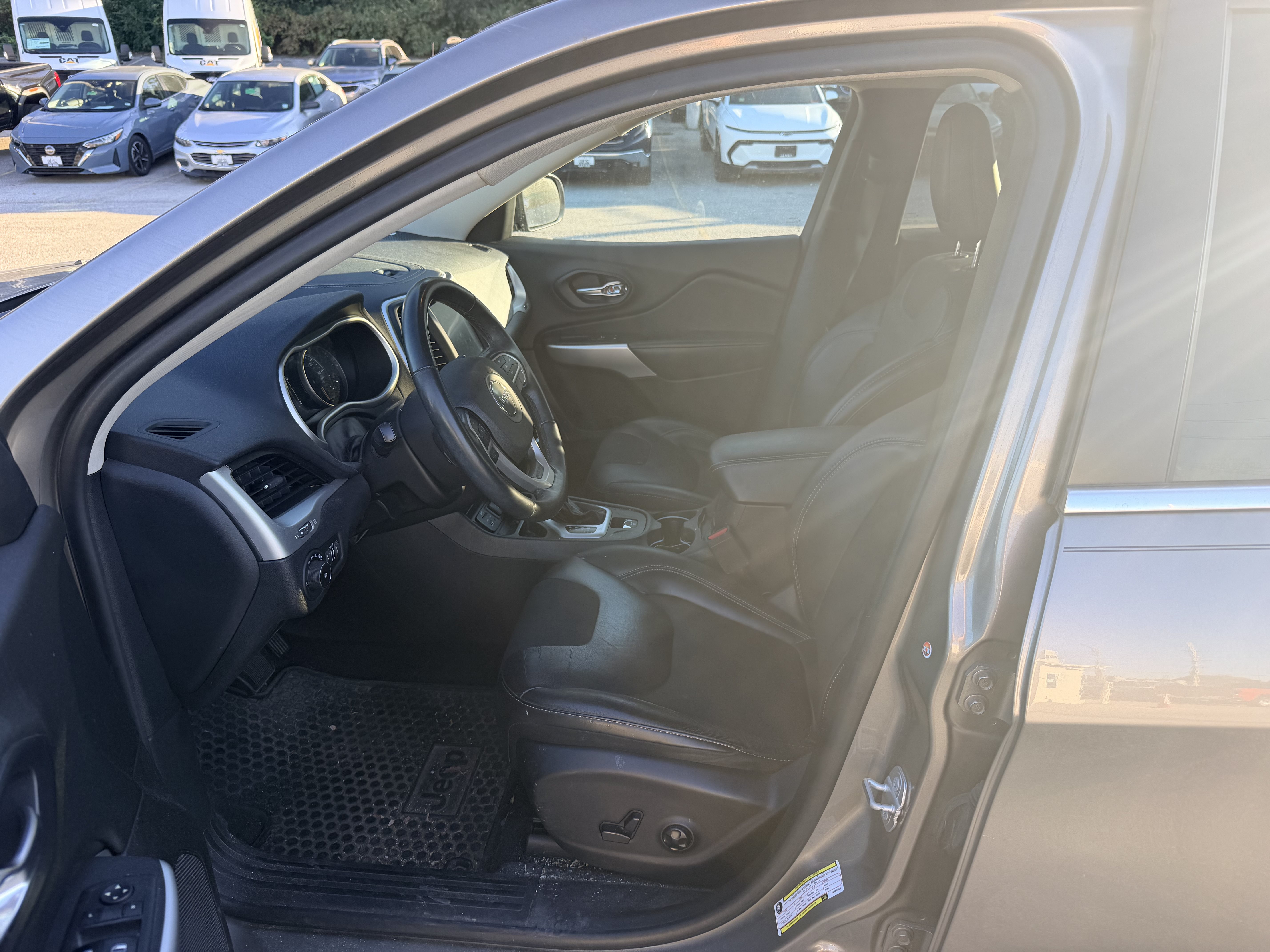 Used 2018 Jeep Cherokee Latitude Plus w/ Cold Weather Group FWD image 13