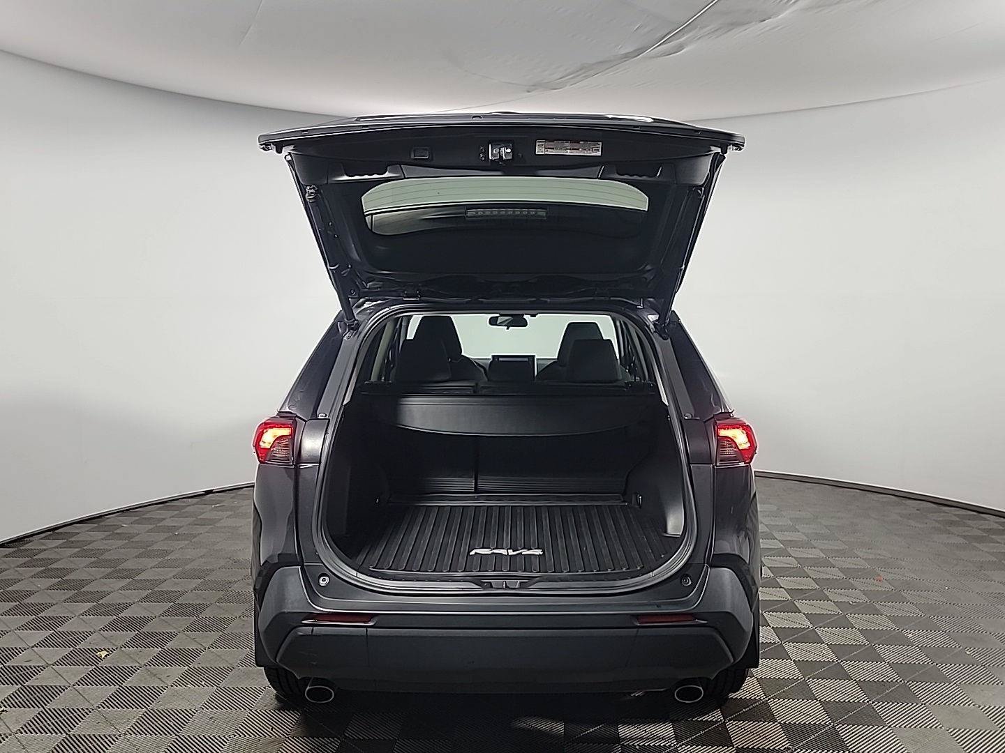 Used 2021 Toyota RAV4 XLE w/ Convenience Package AWD/4WD image 6