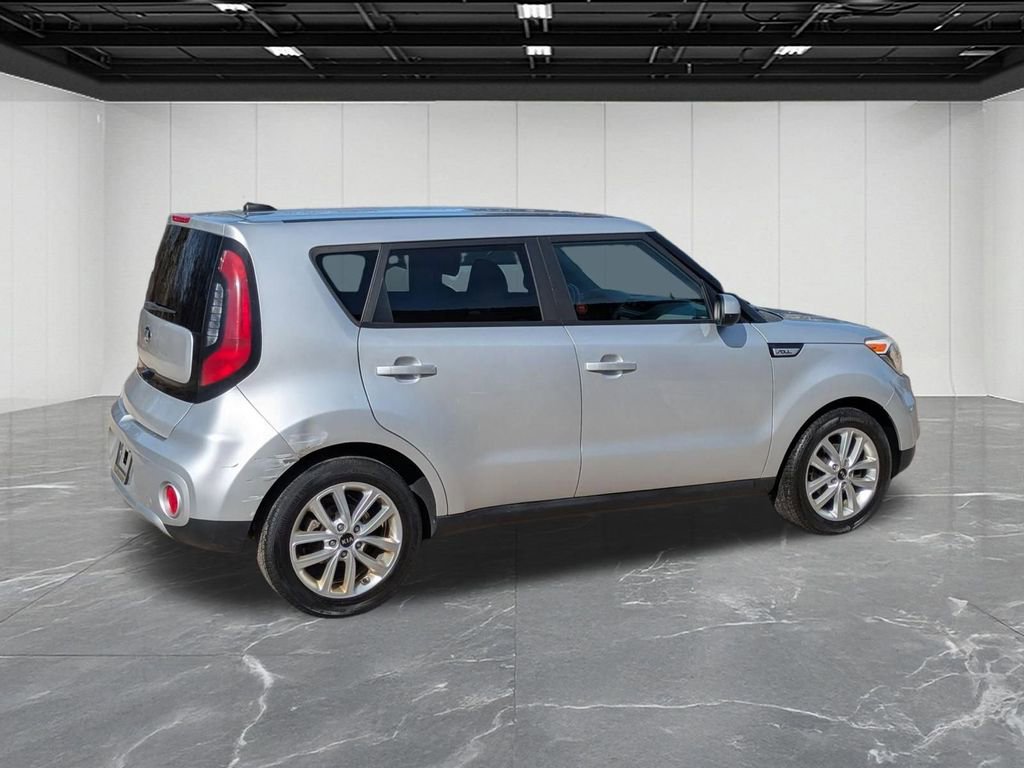 Used 2017 Kia Soul + image 5