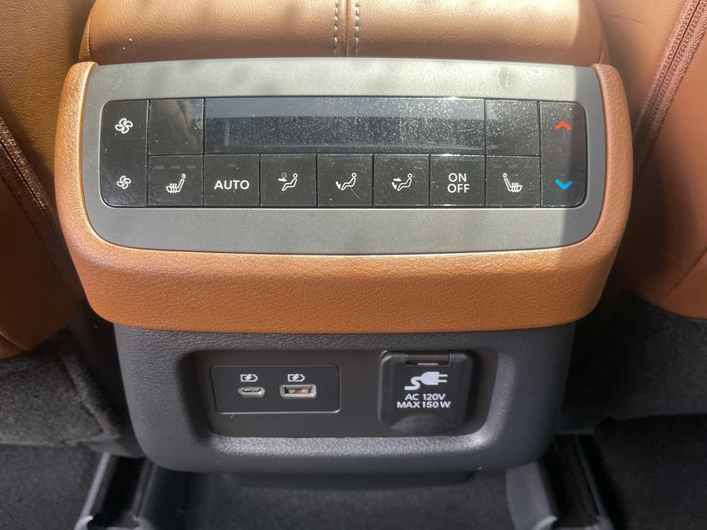 Used 2025 Nissan Pathfinder Platinum FWD image 13