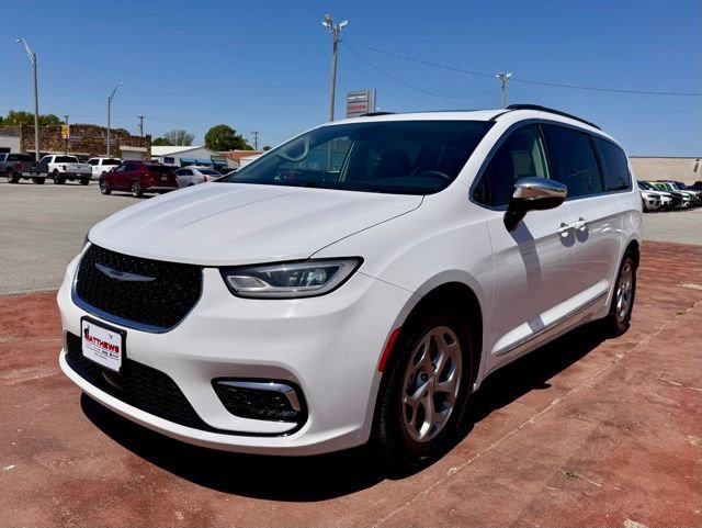 Used 2023 Chrysler Pacifica Limited FWD image 1