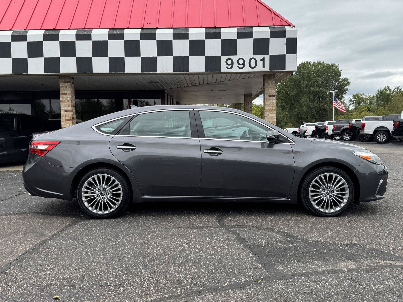 Used 2018 Toyota Avalon Limited FWD image 8