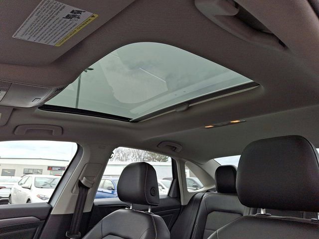 Used 2023 Volkswagen Jetta SE w/ Panoramic Sunroof Package FWD image 18