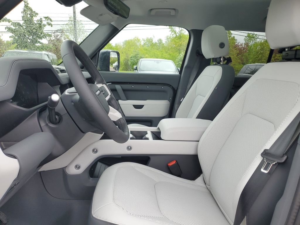 Used 2025 Land Rover Defender 130 X-Dynamic SE image 7