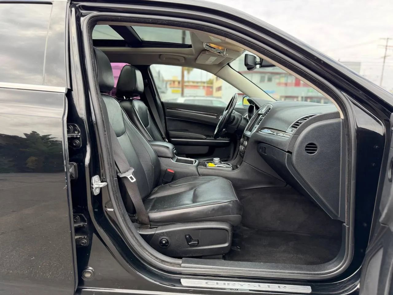 Used 2018 Chrysler 300 Limited RWD image 38